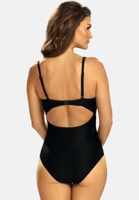 Czarny jednocz ęściowy kostium kąpielowy z regulowanymi ramiączkami, wycięciem na plecach oraz gładkim, teksturowanym materiałem.