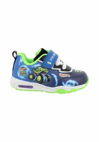 Sneakers per bambini blu e verdi con design di monster truck, tomaia in rete, cinturino regolabile in Velcro e suola in gomma texturizzata.