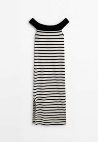 Robe mi-longue sans manches à rayures horizontales noires et blanches avec un large décolleté noir épaules dénudées et une fente latérale sur fond blanc.
