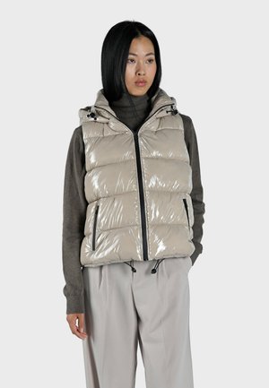 Gilet imbottito beige e lucido con cappuccio, chiusura con zip e tasche laterali; presenta imbottitura cucita e cordini regolabili sull'orlo.