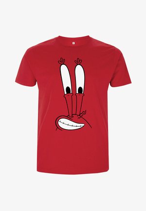 Rotes Baumwoll-T-Shirt mit einem Cartoon-Krabben-Gesicht aufgedruckt, das große Augen, ein breites Grinsen und ausgeprägte Scheren in Schwarz und Weiß zeigt.