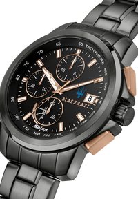 Zwarte chronograaf horloge met roségouden accenten, drie subdialen, tachymeter en een roestvrijstalen bracelet. Voorzien van een datvenster.