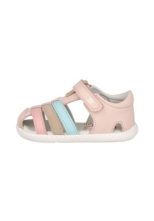 Sandalia rosa para niño pequeño con dedos abiertos, tiras multicolores, cierre de velcro y suela blanca diseñada para comodidad y soporte.