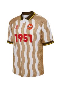 Kortärmad, kragtröja i bruna och vita vågiga ränder. Har röd "1951" tryck och logotyp, med en krage och ärmar i gult.