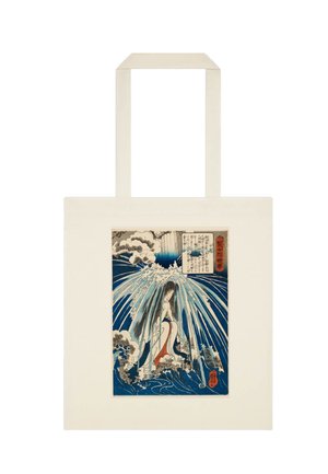 Sac fourre-tout avec une impression japonaise ukiyo-e bleue et blanche montrant une femme assise sous une eau en cascade entourée de vagues et de nuages.