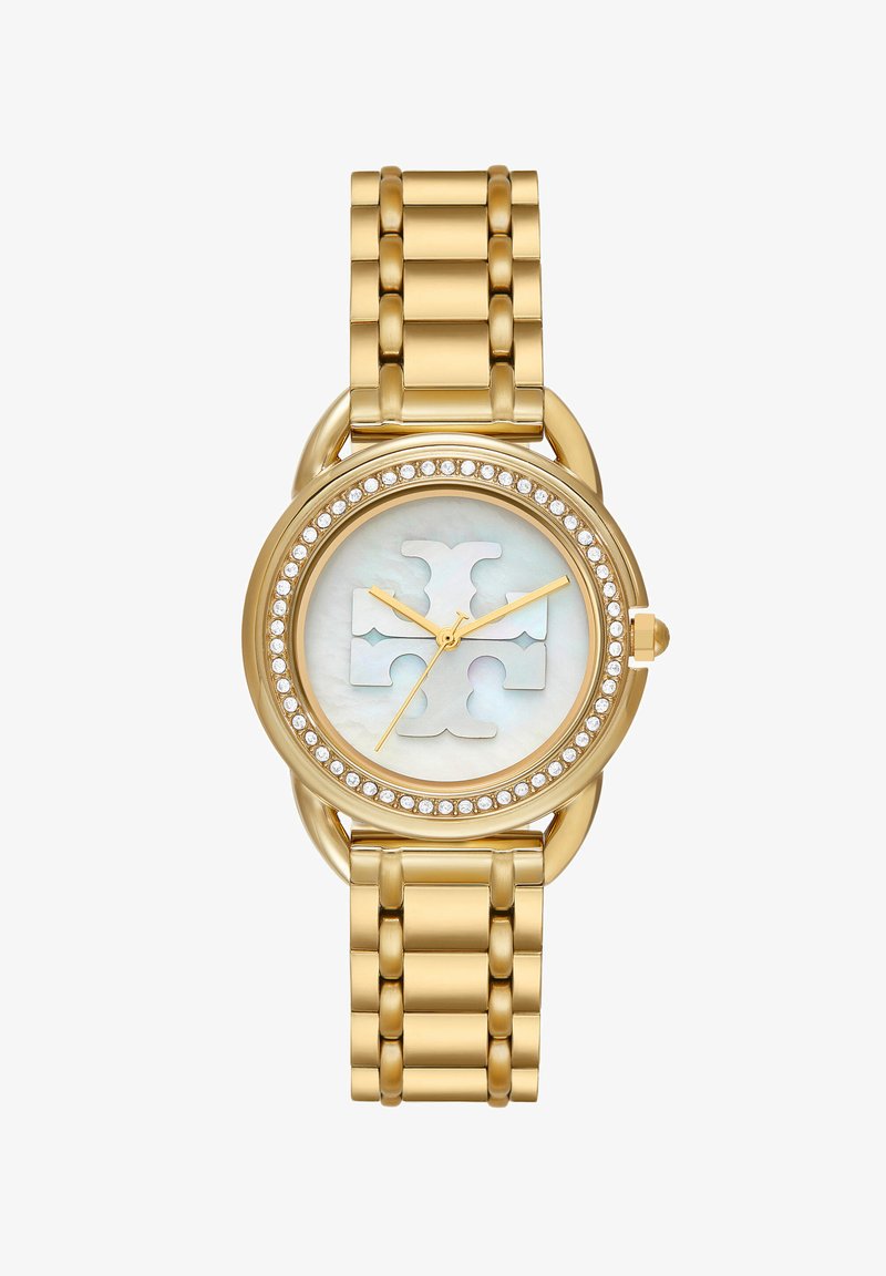 Reloj de tono dorado con una pulsera de metal texturizada, esfera redonda con nácar, logo plateado y un bisel con joyas alrededor de la esfera.