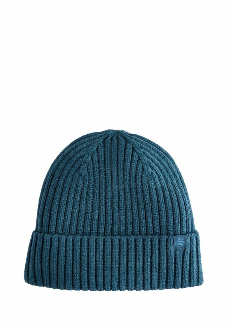 Cappello in maglia teal con texture a coste e risvolto, caratterizzato da un piccolo patch blu con logo sul lato.