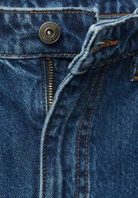 Jeans din denim de culoare albastru închis, având un sistem de închidere cu buton metalic și fermoar. Cusături în contrast pe șolduri. Textură moale.