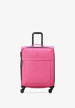 Valigia rosa con un robusto manico telescopico nero, doppie ruote, tasca frontale con zip e un semplice logo come accentazione. Tessuto resistente.