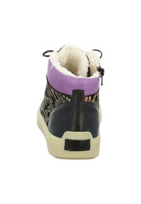 Hochschuh mit einem gemusterten Textildesign, schwarzer Lederferse und lila Kragen. Weiße Kunstpelz-Dämpfung und cremefarbene Außensohle.