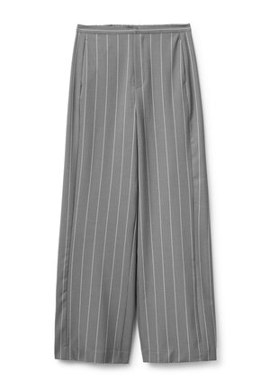 Szare spodnie z szerokimi nogawkami w białe pionowe prążki z bocznymi kieszeniami, rozłożone na płasko na białym tle.