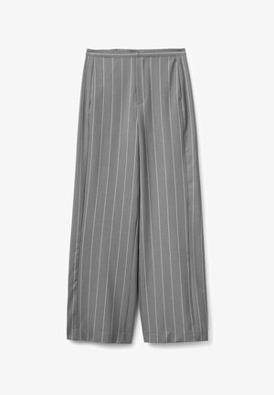 Szare spodnie z szerokimi nogawkami w białe pionowe prążki z bocznymi kieszeniami, rozłożone na płasko na białym tle.
