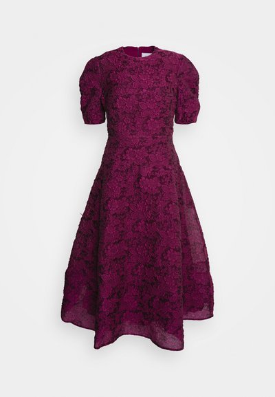 Erdem SHORT SLEEVE WAISTED MIDI DRESS WITH VOLUME SKIRT - Koktailové šaty/večierkové šaty - berry