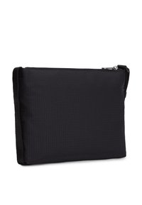 Μαύρο τσαντάκι με φερμουάρ, κατασκευασμένο από υφασμάτινη υφή με λείο φινίρισμα, που διαθέτει ανθεκτικό φερμουάρ και λεπτή, ορθογώνια μορφή.