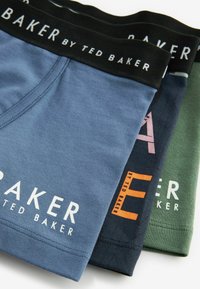 Tre paia di boxer blu, verde scuro e con motivo blu scuro. Ognuno presenta un elastico nero con la scritta "BAKER by TED BAKER".