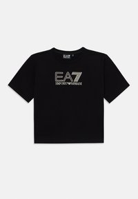 Melnas kokvilnas t-krekls ar apaļu kaklu, īsām piedurknēm un zelta un baltā krāsā izšūtu EA7 Emporio Armani logo priekšpusē.