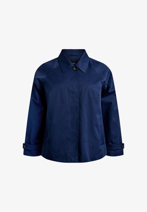 Tmavomodrá nepremokavá bunda s golierom, zapínaním na gombíky a rukávmi, ktoré je možné vyhrnúť. Hladká textúra a voľný strih.