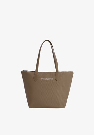 Bolso tote marrón hecho de material sintético texturizado. Cuenta con dos asas resistentes y un cierre con cremallera. Logo exhibido en la parte frontal.