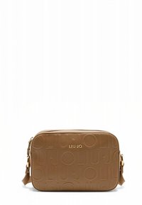 Sac bandoulière marron texturé avec un motif de logo en relief et des accents de ferrures dorées. Fermeture par fermeture éclair avec une bandoulière ajustable.