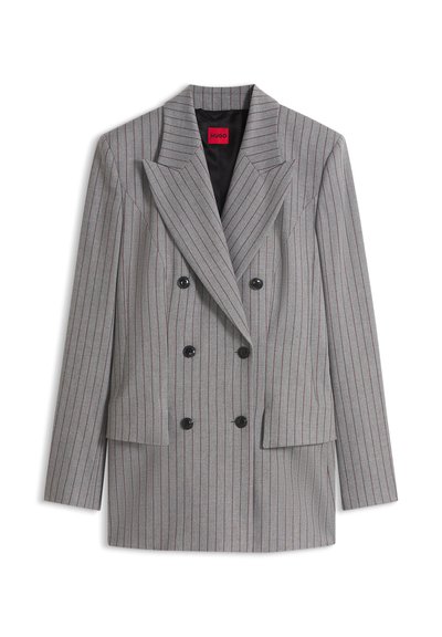Blazer gris croisé à fines rayures verticales rouges, boutons noirs, col à revers cranté et étiquette intérieure rouge.