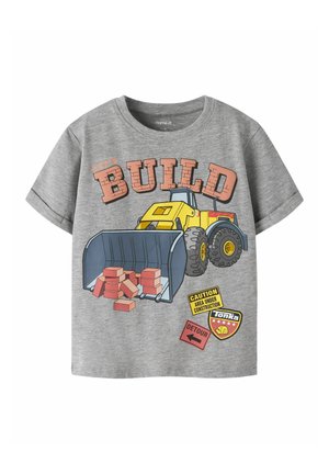 Szara koszulka dziecięca z żółtym ładowaczem czołowym przewożącym cegły oraz napisem „Let's Build” i znakami związanymi z budową.