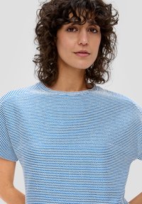 s.Oliver GESTREIFTES  - T-shirt print - royalblau