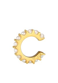 Guldtonet ørekæde med bogstavet "C", prydet med hvide perler langs kanten, glat overflade og bølget design. Metallisk tekstur med glansfulde accenter.