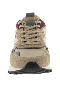 Vue de face d'une paire de baskets beige et tan en suede texturé, avec des lacets beiges, un onglet de tirage vert foncé et des accents bordeaux.
