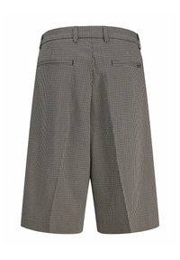 Vue arrière d'un short à carreaux gris et noir avec des passants de ceinture et deux poches arrière passepoilées.