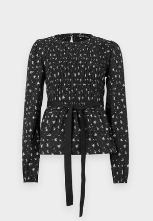 Černá blůza s dlouhými rukávy má na těle nařasenou část se zavazováním v pase a bílý květinový vzor po celém povrchu. Jemný materiál s peplum siluetou.