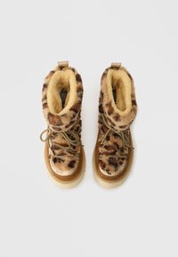 Leopárdmintás, puha felsőrész, világosbarna műszőrme bélés, barna gumi talp és aranyszínű fűzők. Dombornyomott logó részlet a talpbetéten.