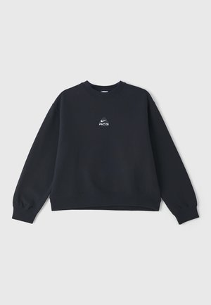 Mørkeblå sweatshirt med rund hals laget av bomull, med ribbestrikkede mansjetter og nederkant, og en liten hvit logo på brystet.