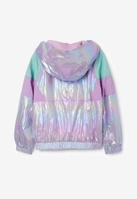 Irideszente, leichte Jacke mit Kapuze, die lavendel- und mintfarbene Farbbereiche aufweist, sowie elastische Bündchen und Saum. Glatte, glänzende Stoffstruktur.
