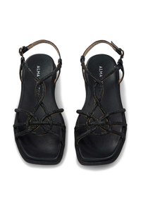 Czarne skórzane sandały z płaską podeszwą i kwadratowym noskiem. Posiadają skomplikowane plecione paski w układzie krzyżowym oraz regulowany zapiętek na kostkę.