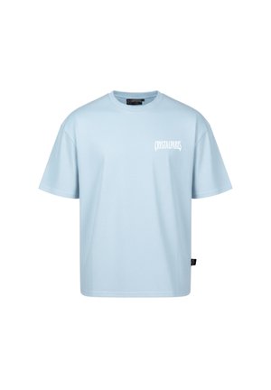 T-shirt azzurra a maniche corte con la scritta bianca "CRYSTALPARIS" sul petto sinistro e un'etichetta nera nella parte inferiore destra.