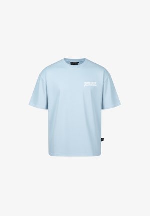 T-shirt azzurra a maniche corte con la scritta bianca "CRYSTALPARIS" sul petto sinistro e un'etichetta nera nella parte inferiore destra.