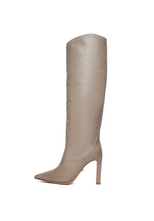 Augsti taupādas zābaki ar smailu purngalu un augstu plata papēdi, gluds dizains un maiga apdare.