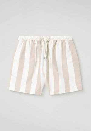 Beige-weiße Shorts mit vertikalen Streifen, elastischem Bund und weißem Kordelzug, flach auf einem grauen Hintergrund liegend.