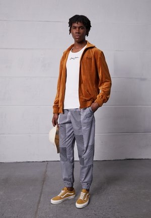 SCRIPT LOGO ESSENTIAL TRACKJACKET - Giacca sportiva - cognac