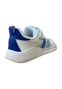 Zapatilla atlética blanca con acentos azules, con una parte superior de cuero suave, forro de malla transpirable y cierre de tira de velcro.