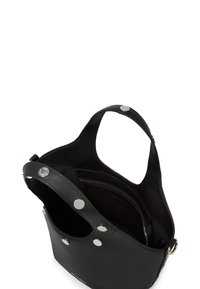 Fekete bőrtáska texturált felülettel, tetejére akasztható fogantyúval, ezüst szegecsekkel és cipzáras belső rekeszekkel.