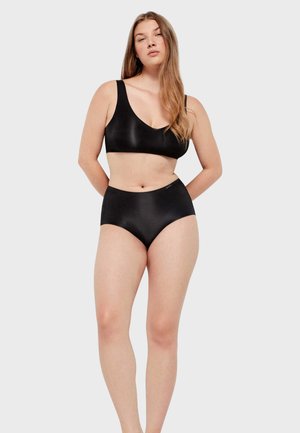 Ensemble de lingerie noir en deux pièces avec un tissu lisse et extensible. Le soutien-gorge possède des larges bretelles et un décolleté en V profond, tandis que le bas taille haute offre une bonne couvrance.
