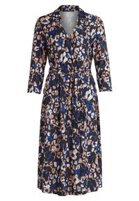 Omvikningsklänning med leopardmönster, utrustad med krage, långa ärmar och midjebälte. Färgerna inkluderar marinblå, beige och vit på en mörk bakgrund.