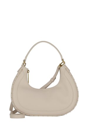 Beige Leder-Umhängetasche in Halbmondform, mit goldenen Hardware-Details und Nietenverzierungen entlang der Nähte, ausgestattet mit einem abnehmbaren Tragegurt.