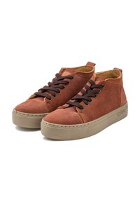 Zapatillas altas de ante marrón con cordones marrones oscuros, una parte superior texturizada y una suela de plataforma de goma clara.