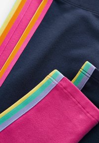 Tessuto di cotone in blu navy, rosa e strisce multicolori. Presenta cuciture a contrasto e trame morbide in un design a strati.