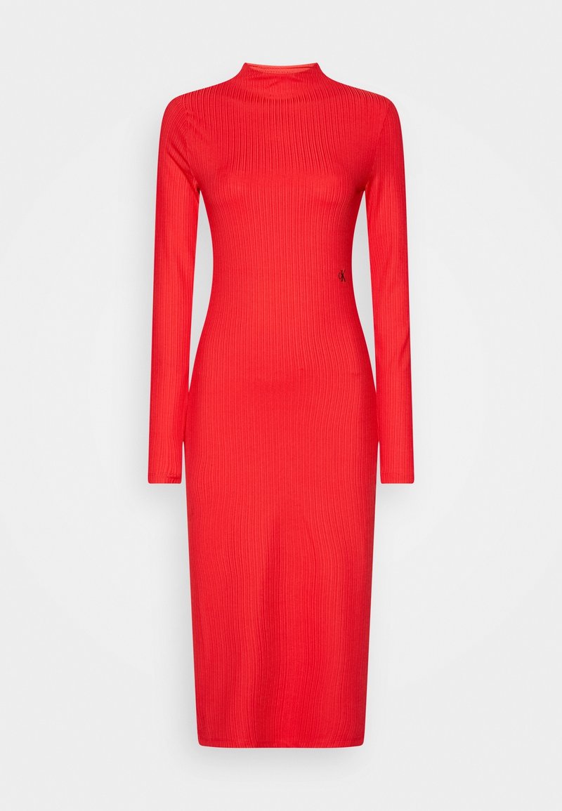 Röd ribbad klänning med långa ärmar, hög hals och en figurnära silhuett. Har subtil branding på sidan. Mjukt, elastiskt tyg.
