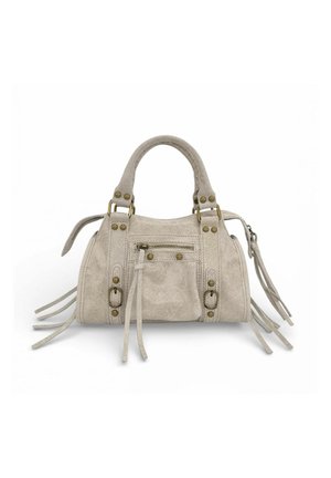 Petit sac à main en daim beige avec double poignées, poche zippée à l'avant, boucles décoratives et longs pompons en cuir sur les côtés et à l'avant.