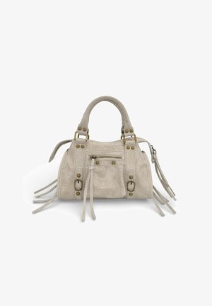 Petit sac à main en daim beige avec double poignées, poche zippée à l'avant, boucles décoratives et longs pompons en cuir sur les côtés et à l'avant.