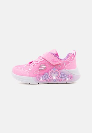 Rød børnesneaker med lilla hjerte og swirl dekorationer og lysende sål, med velcrolukning.